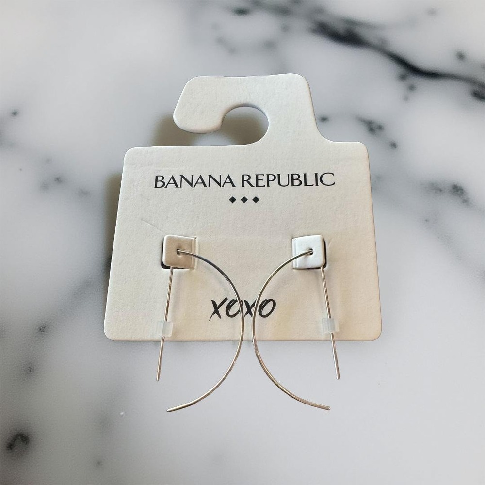 Banana Republic Sleek Silver Arc Hoop Earrings – Modern & Chic